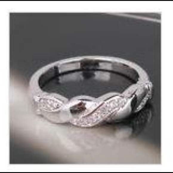 Jewelry - Gorgeous ring size 7